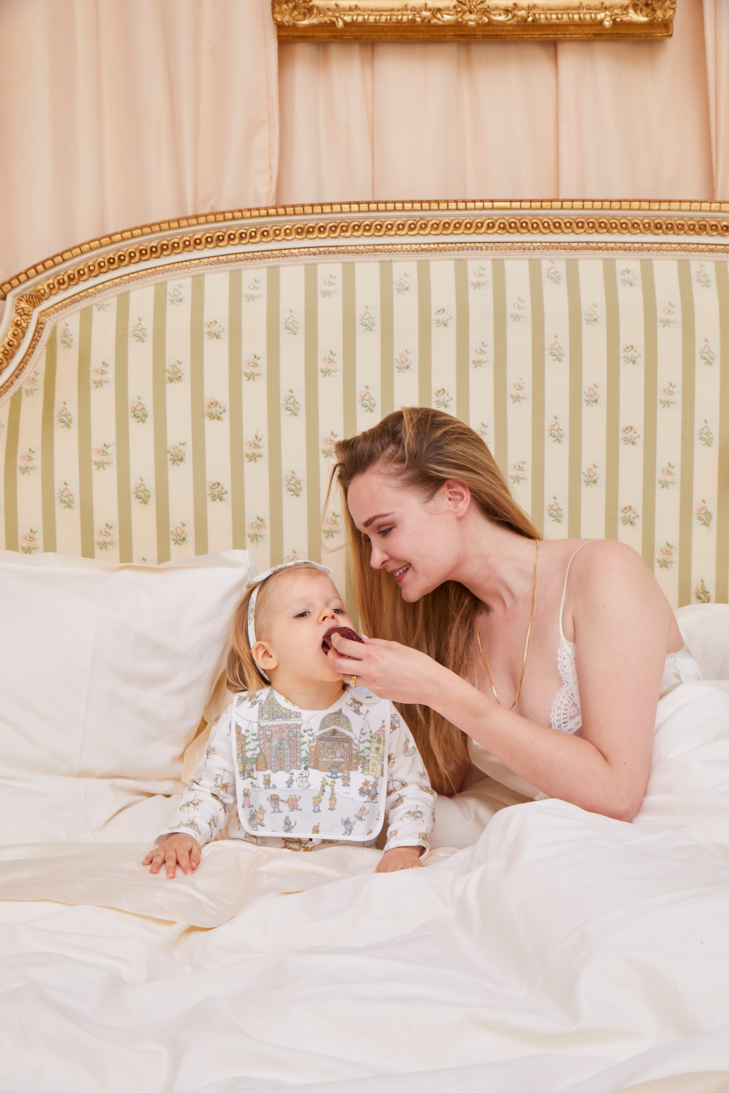 Atelier Choux Paris: Satin bib Winter wonderland